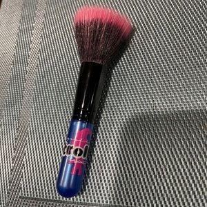 MAC Trolls brush (limited edition)